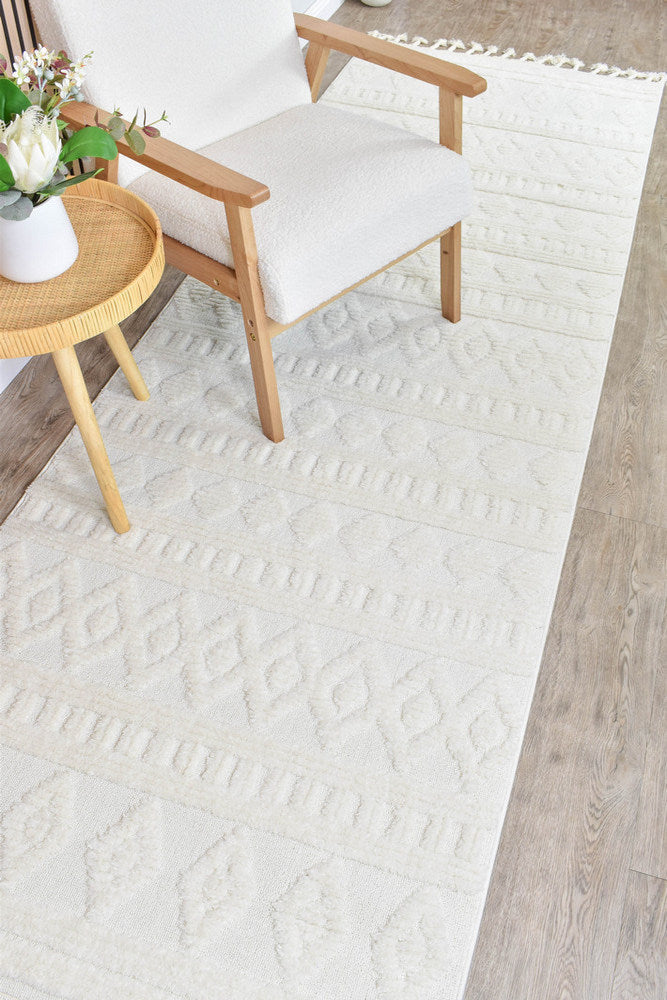 August A1211A Cream Runner